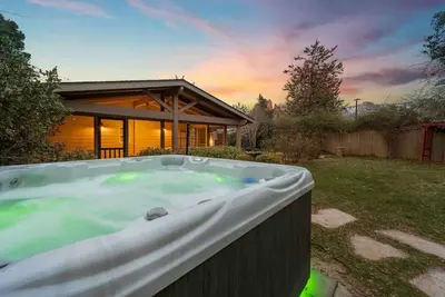 Image de Uptown Luxury Garden home w/ Hot Tub & Fire Pit