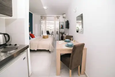 Image de Studio Apartment with Terrace overlooking the sea