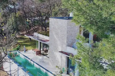Image de villa californienne neuve dans l'arrière pays vue mer et montagne