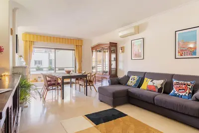 Image de Spacious & Clean Cascais Apartment. Central with free private parking.