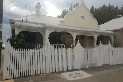 Image de Crepe Myrtle Cottage in South Fremantle. Location + Wow factor