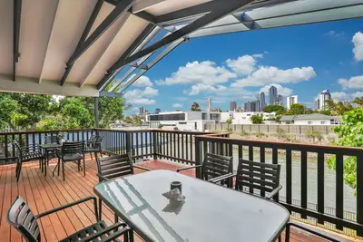 Image de Bliss At Broadbeach - Large canal facing property