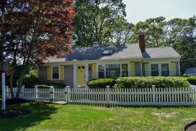 Image de Bright and cheerful 3 bedroom home, . 5 miles to beach!