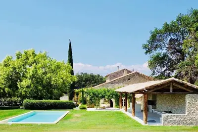 Image de Maison en pierre mariant ancien et contemporain, au milieu des vignes & lavandes