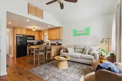 Image de Newly Renovated Tremont Treasure I Cozy + Modern