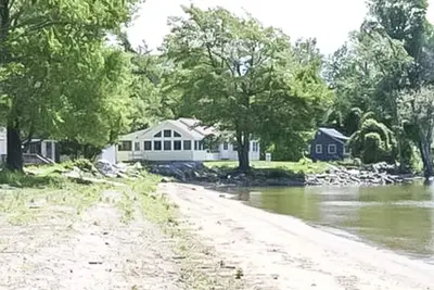 Image de Bright 3 Bedroom Lake Cottage with dock!