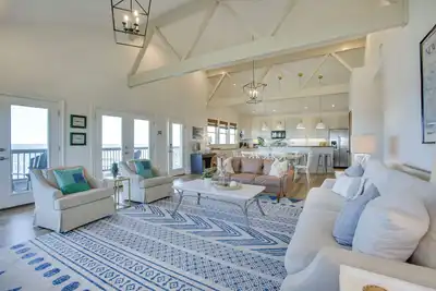 Image de Lakefront Nola Home w/ Hot Tub & Views!
