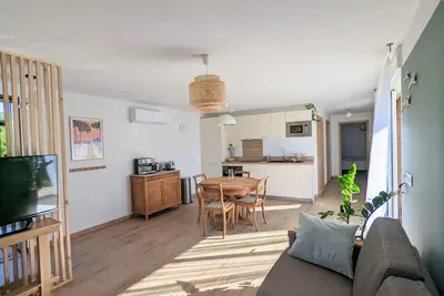 Image de Charme entre forêt & plage + terrasse, aire de jeu