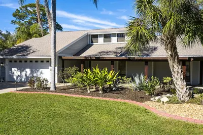 Image de Florida living at its best… just Minutes to the beaches of Siesta Key!