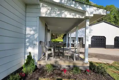 Image de Beautiful Country Setting Welcome to Moberly Manor