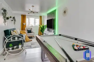 Spacious 5 Br Home Nr Etihad Stadium - Pool Table