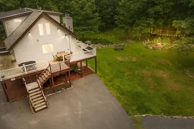 Image de Chalet by the River: Adventure Awaits