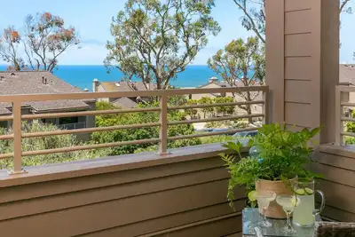 Image de Unwind in a Designer Condo Space: Revel in Dazzling, Expansive Ocean Views