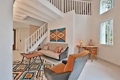 Image de Villa Les Cerisiers : déco année 70, parking, Clim
