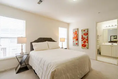 Image de Beautiful 4br - 3. 5ba - 2 Car Garage