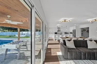 Image de Pickleball Court-Heated Pool-Fire Pit - 8 min to Beach - Same Day Bookings!