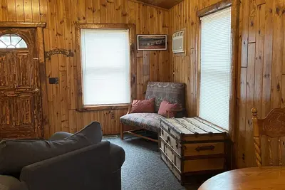 Image de 2-bedroom cabin located across from trail #7 and Otsego Lake