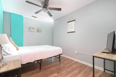 Image de Spacious condo near Att & more!