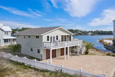Image de Rising Tide - Lakefront on 30a, Heated Private Pool, Hot Tub, Steps to the Sand!
