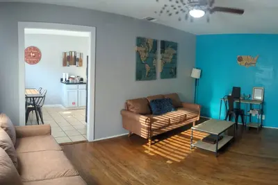 Image de Central condo near to Downtown & Att