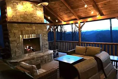 Image de Panoramic Views*Mountain Cabin near Asheville*Hot Tub* Outdoor Wood Fireplace*
