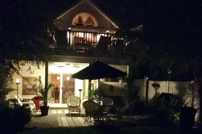 Image de Downstairs unit of House. 3 blocks from Beach and Club, in a great little town.