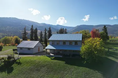 Image de Relaxing Blue House on the Farm, 8 minutes from the lake!
