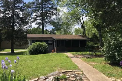Image de 3 Br 1 Ba Cottage - Screened in porch, lake access, playground, minutes to Lcrh