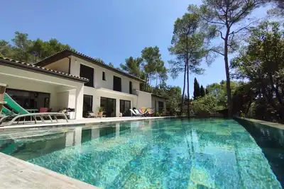 Image de Maison familiale avec grande piscine proche Montpellier.