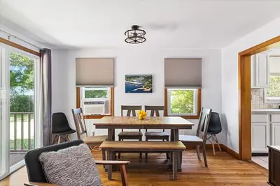 Image de Charming Home, pocketed along Narrow River!