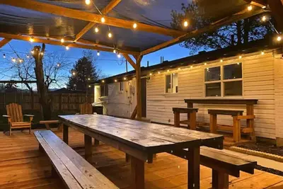 Image de Backyard Mountain View Oasis ~ Sleeps 10 - Chinatown, Downtown