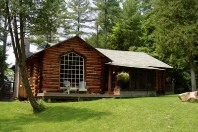 Image de Beautiful Lake Muskoka Log Cabin
