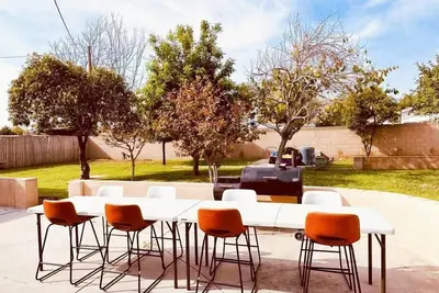 Image de Movie Nest / 2br / Huge Backyard w Grill by Zen Living
