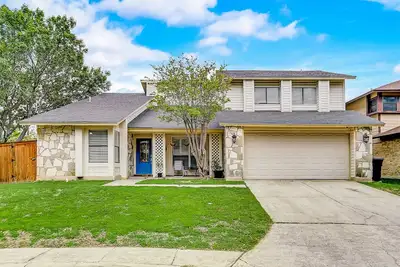 Image de Sunny home with private outdoor pool, enclosed backyard, desks, W/D, Ac