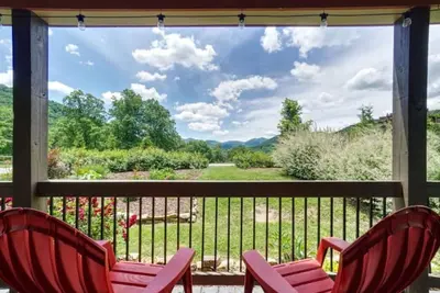 Front Porch Mountain Views at Sun Ridge Cottage