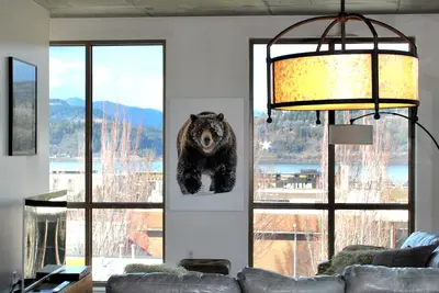 Image de Luxe Water View Condo in the Heart of Hood River