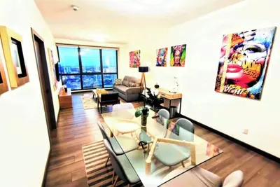 Image de Modern Hi-Rise amazing views, pool & Hs internet!