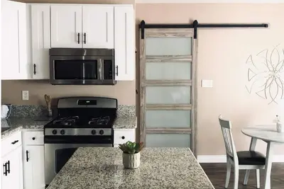 Image de Cozy Suite fully furnished with Kitchen and indoor laundry