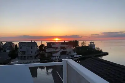 Image de 5-bedroom bay front house w pool, w generous social area, short walk to beach