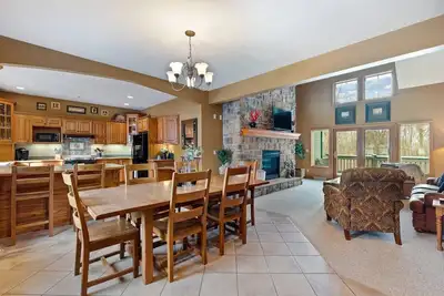 Image de 8438 Canterbury · Luxury Mountain Top Living For The Whole Family