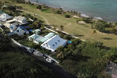 Image de Joli bas de villa F3 - Rez de jardin - Sur la plage!