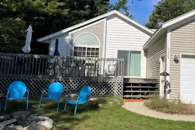 Image de All Decked Out is a fun, bright, and beautiful home in town.