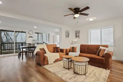 Image de Cozy Cabin w/ Hot Tub, Arcade & Fire Pit perfect for up to 8 people