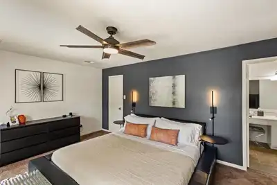 Image de Stylish North Houston 4 bedroom⭐️ Sleeps 8, pool table, Bbq, fire pit