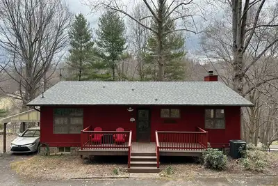 Image de Secluded, yet centrally located. Quiet Retreat. Ev charger friendly