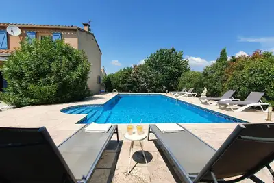 Image de Maison familiale avec piscine et bain Ă remous