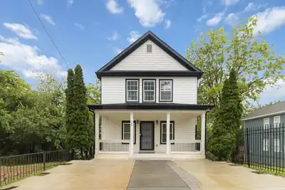 Image de Grand Home Walk to Mercedes Benz