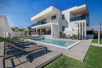 Image de Neue Luxusvilla mit Pool, Sauna, Grossem Garten, in der Nahe Eines Sandstrandes