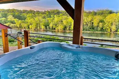 Image de Lakefront, Amazing LakeView, Private Hot Tub!
