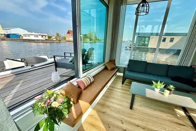 Image de Harboursuite Woudsend incl. motorboot by Interhome